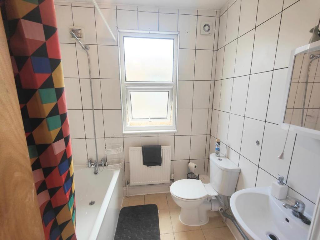 Lovely 3 Bedroom Serviced Apartment In Leytonstone Londres Exterior foto
