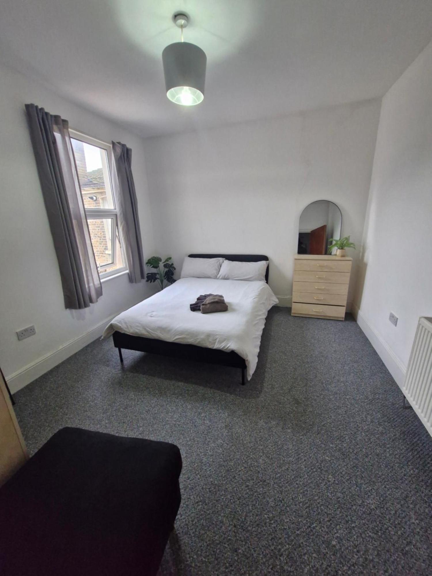 Lovely 3 Bedroom Serviced Apartment In Leytonstone Londres Exterior foto